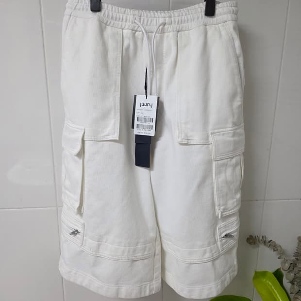 준지 25ss  화이트 와이드 카고 버뮤다 쇼츠 44