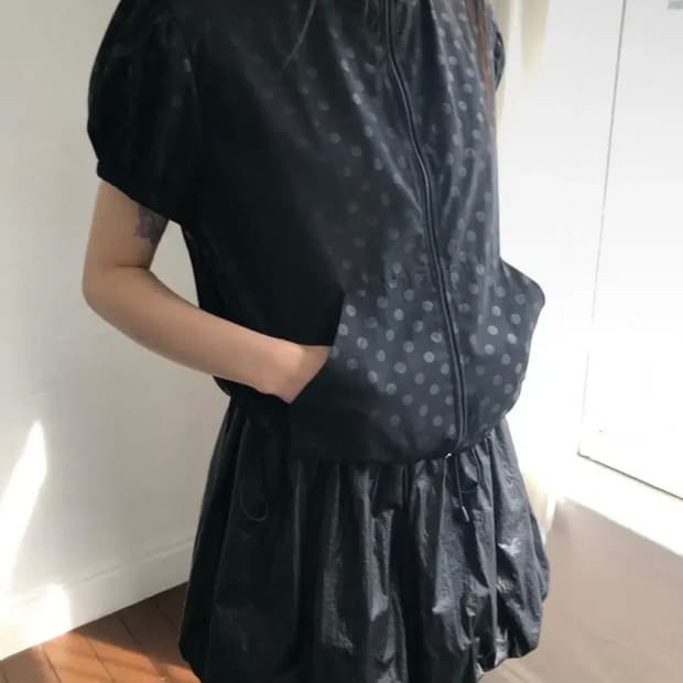Dot hood windbreaker