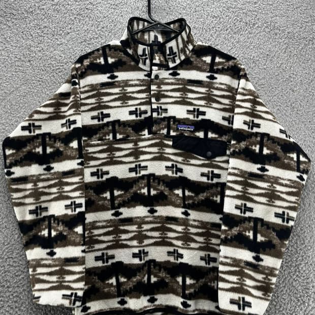 10s 파타고니아 신칠라 스냅-T 브라운/블랙/화이트 아즈텍 패턴