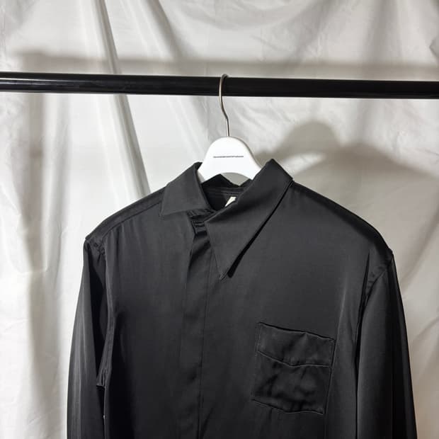 소시오츠키 비대칭 라인 셔츠