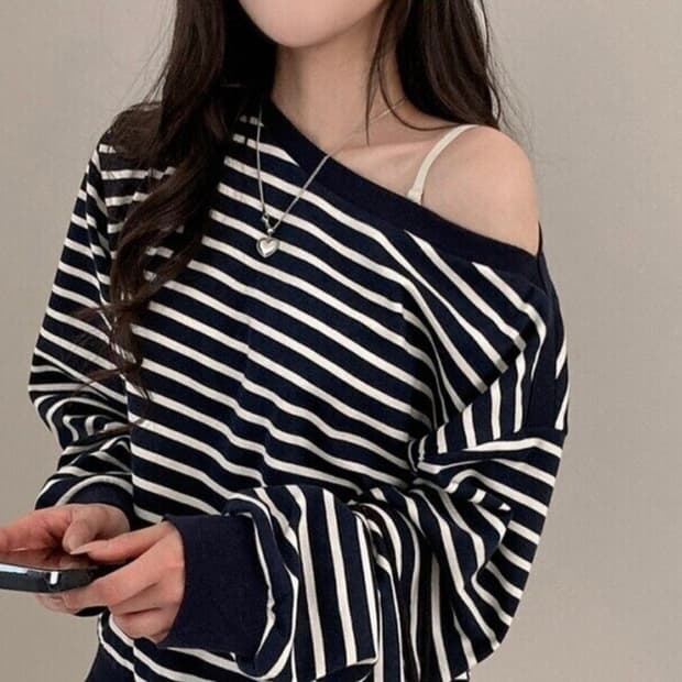 네이비 스트라이프 입술넥 맨투맨