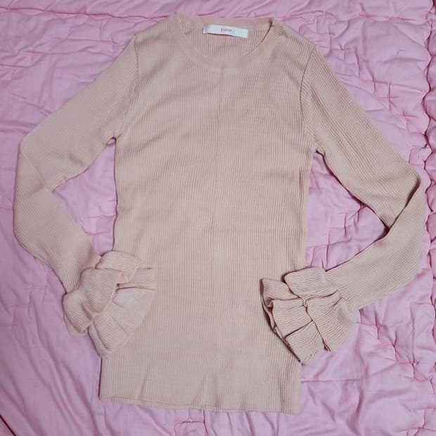 급처새상품!SOUP숲 피치핑크 소매러플프릴2단 골지 니트티셔츠 레니본st