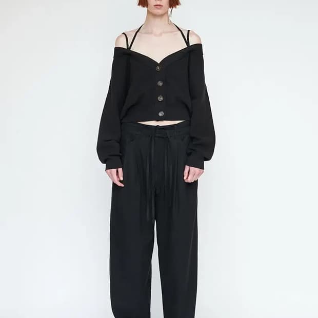 (새상품) JKOO 제이쿠 스트랩 디테일 오프숄더 가디건 블랙