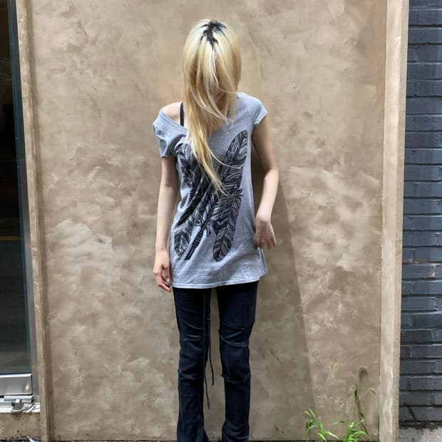 (G.O.A)2000s Feathers Print Grey Tee