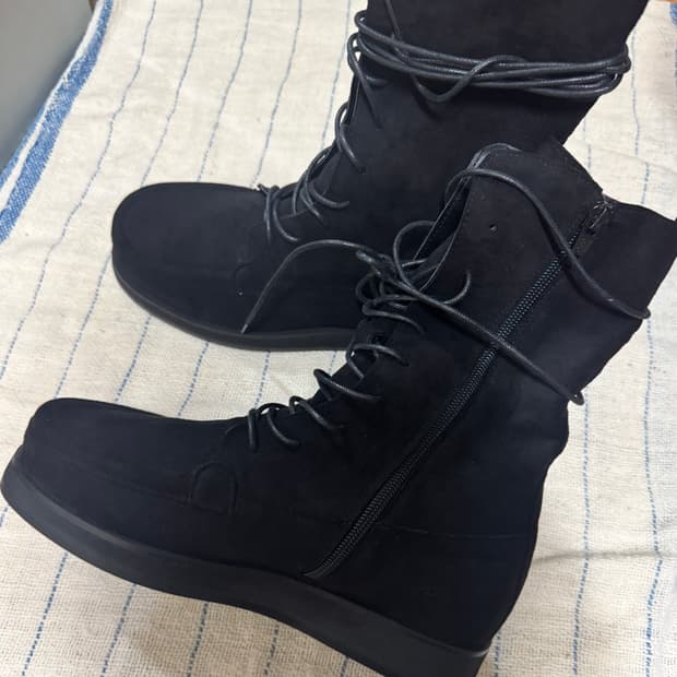 스웨이드 레이스업 부츠 블랙