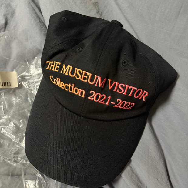 더뮤지엄비지터 캡
