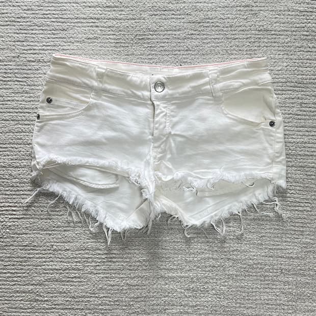 브랜드 멜빌 화이트 멜빌 로우 숏 팬츠