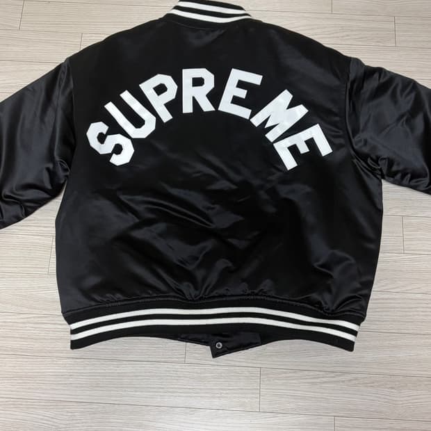 슈프림 미첼 & 네스 사틴 바시티 자켓 블랙 - 24FW