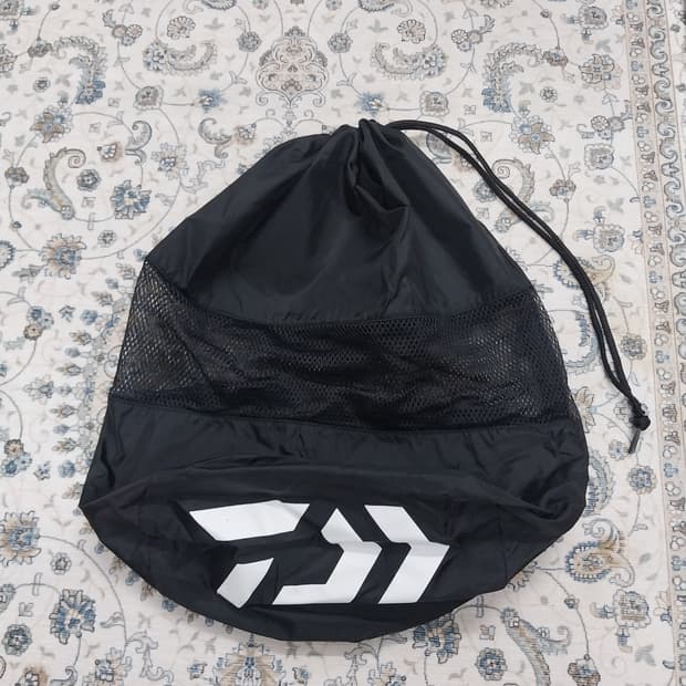 다이와 검정색 스포츠 가방