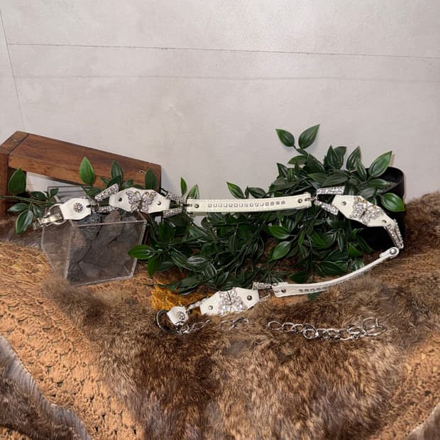 White cubic butterfly chain belt