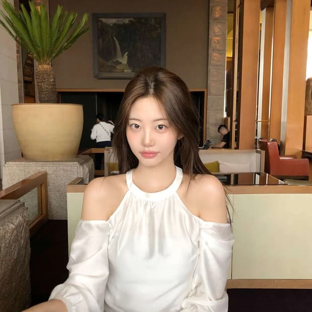 제니오 스완 홀터 블라우스 화이트