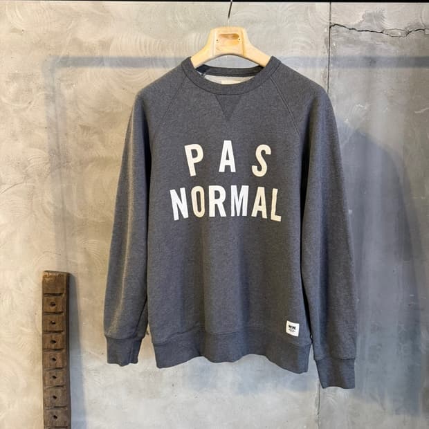 우드 우드 레터링 맨투맨 100