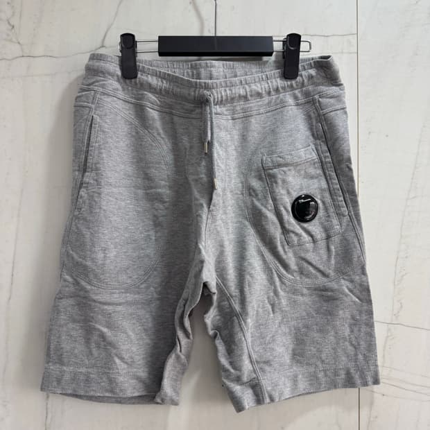 C.P. COMPANY 렌즈 포켓 반바지