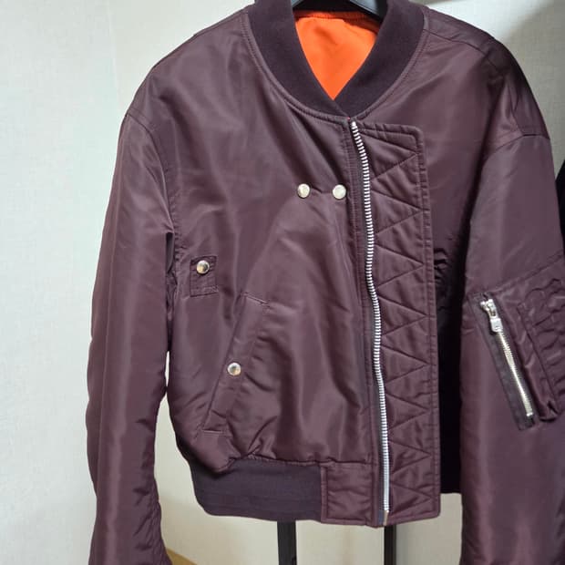 48) 솔로이스트 23AW 크롭 봄버 마룬