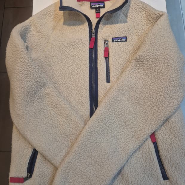 파타고니아 플리스 자켓 M 판매합니다 
사용감적은 극미 중고 저렴하게 올