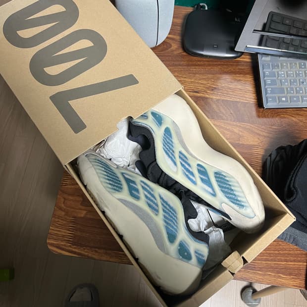 아디다스 이지 700 V3 카이아나이트 275