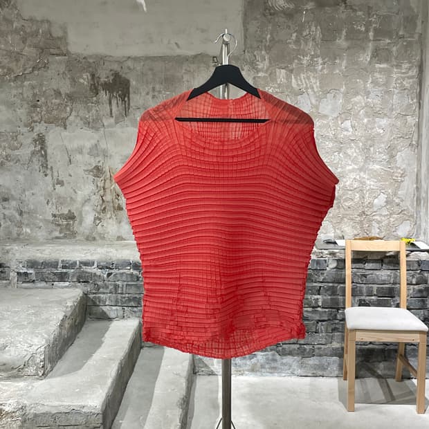 이세이 미야케 오렌지 플리츠 폴리에스테르 탑