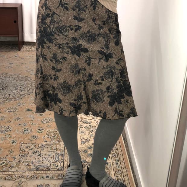 뮤트 브라운 플라워 미디 스커트