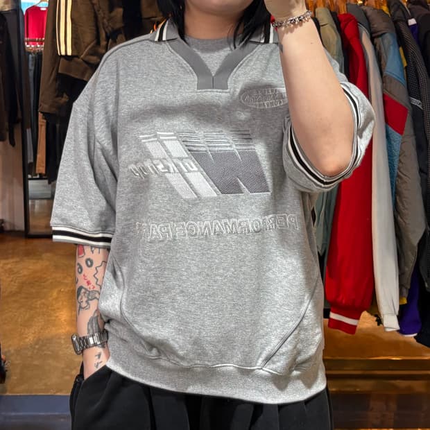 트래블 그레이 브이넥 반팔