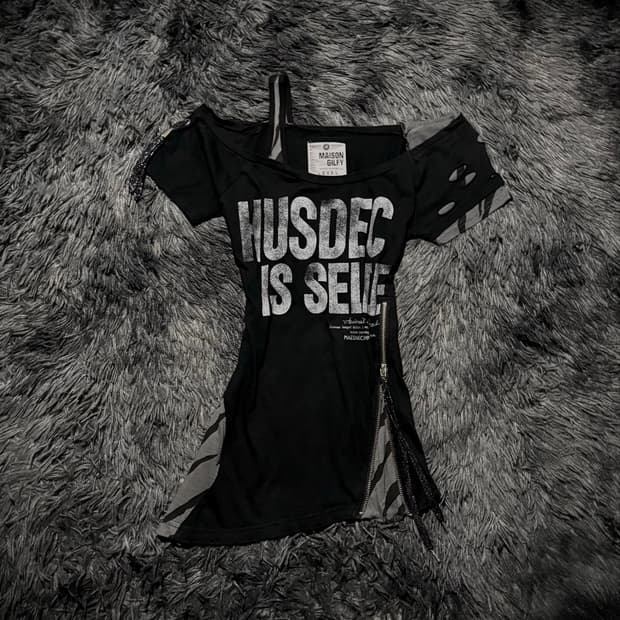 MAISON GILFY 어깨트임 레터링 프린팅 언발란스 블랙 반팔 티셔츠