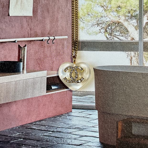 샤넬 화이트 글라스 하트 크리스탈 CC로고 골드 목걸이