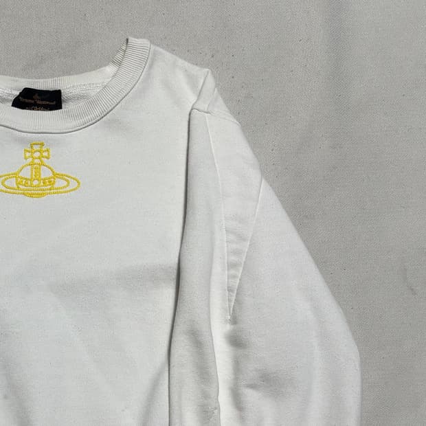 36 비비안웨스트우드 옐로우 로고 화이트 맨투맨