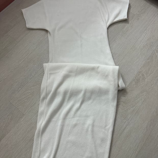 맥시 화이트 니트 원피스