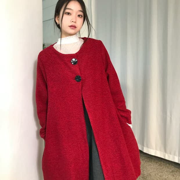 버튼 디테일 레드 코트 