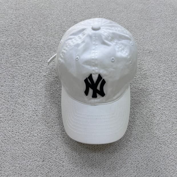 F MLB NY자수 로고 화이트 볼캡 0710E