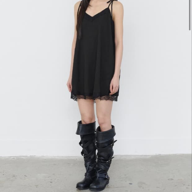 쓰리투에이티 LACE STRING SLIP DRESS BLACK