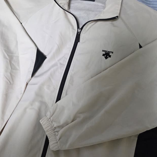 데상트 아이보리 후들후들 바람막이