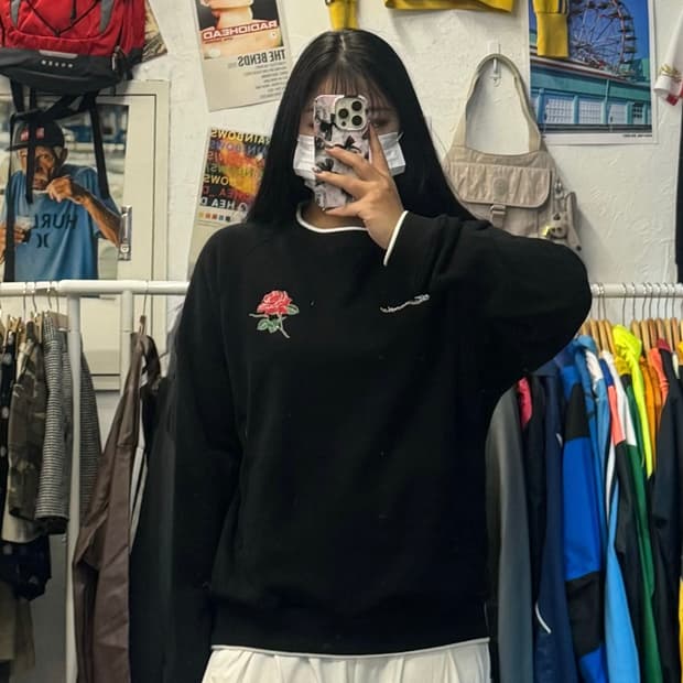 디스이즈네버뎃 심포켓 크루넥 로즈 레터링 맨투맨 M