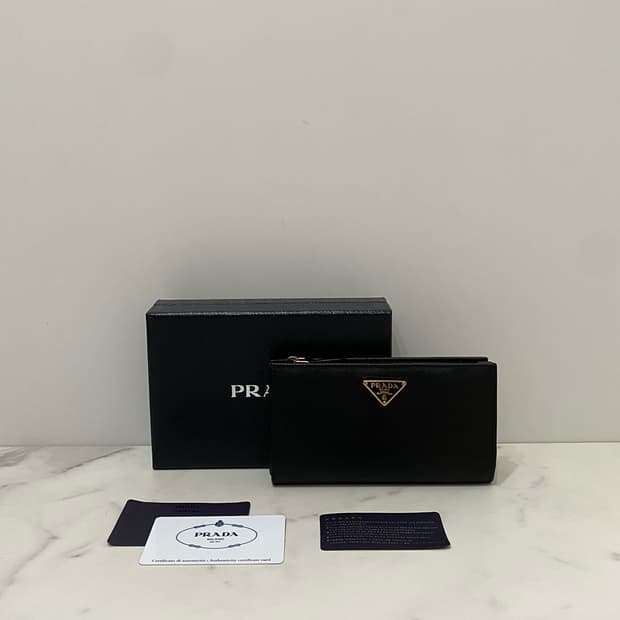 프라다 라지 사피아노 레더 삼각로고 월렛 지퍼 장지갑 1ML009