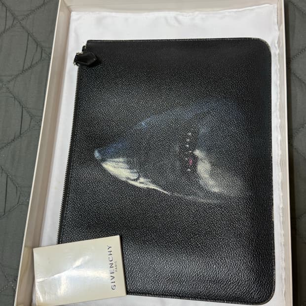 지방시 샤크 레더 클러치 블랙