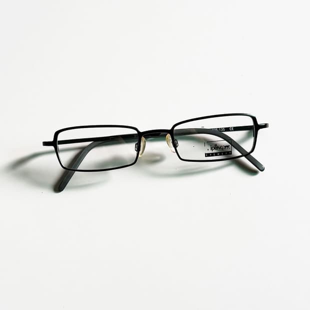 KIPLING 블랙 슬림 스퀘어 메탈 빈티지 안경