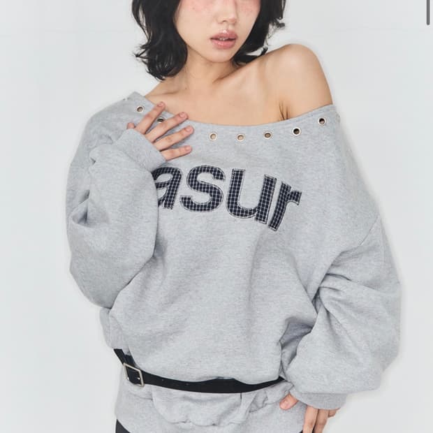 애즈유아 AU 원숄더 보트넥 맨투맨 멜란지 