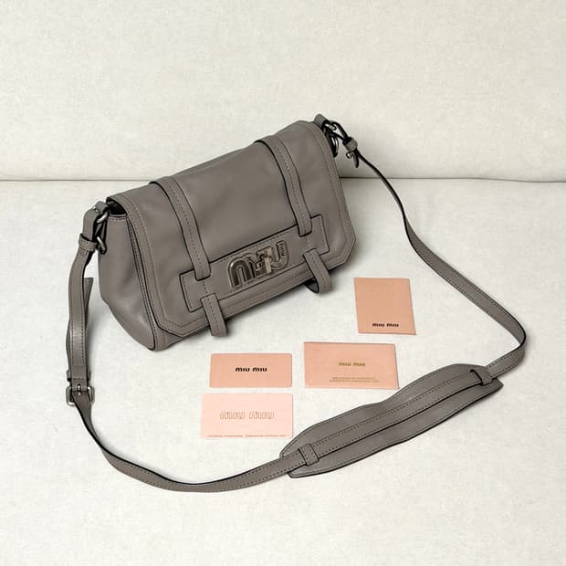 미우미우 시티 카프스킨 로고 락 플랩 크로스백