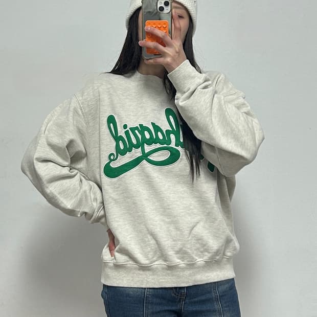 마하그리드 커브드 자수로고 맨투맨 그레이