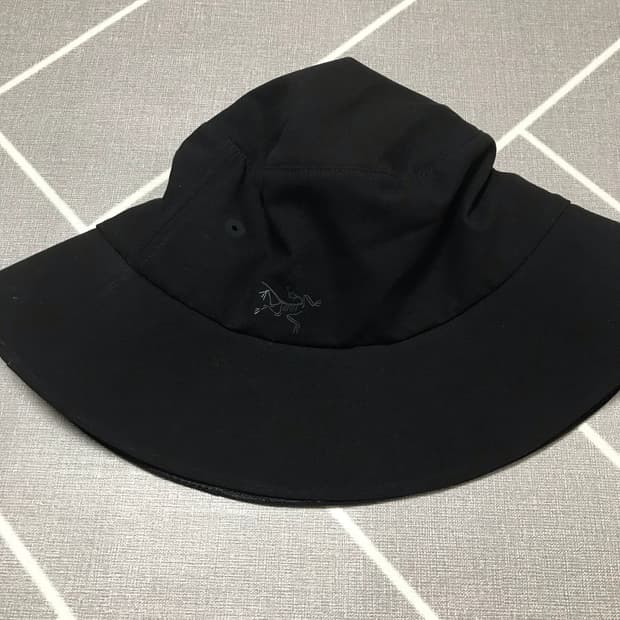 아크테릭스 신솔로 모자 