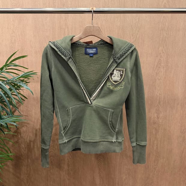 폴로 진스 컴퍼니 후드티 딥 브이 슬릿 크레스트 패치 디테일 슬림핏 카키