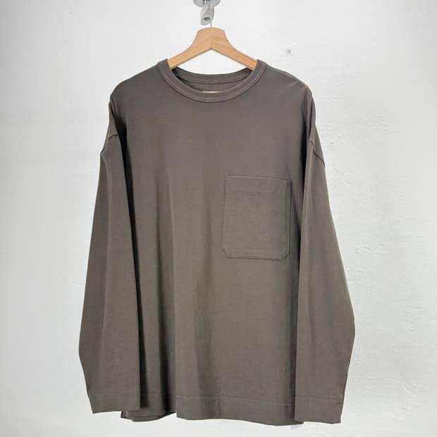르메르 카키 원 포켓 롱 크루넥 슬리브리스