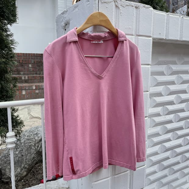 프라다 브이넥 카라 티셔츠 레드 로고 탭 후면 지퍼 포켓 디테일 핑크