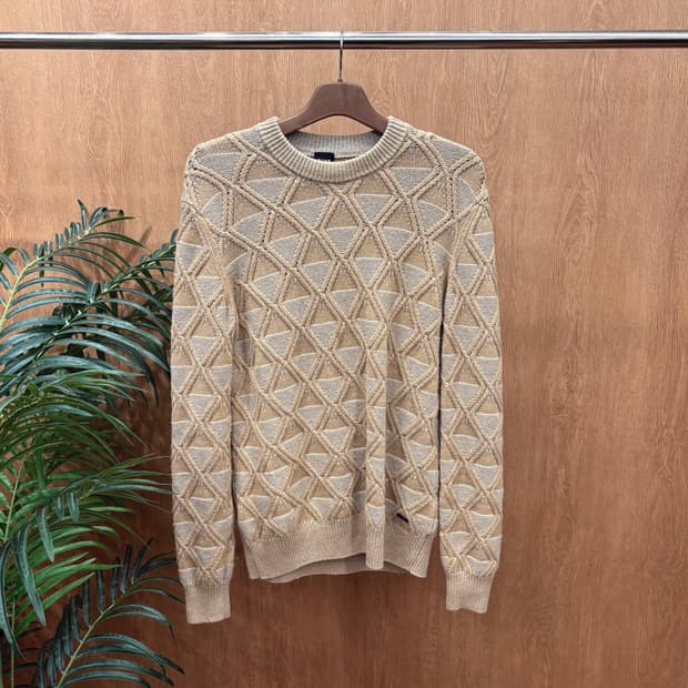 휴고 보스 라운드넥 니트 기하학 패턴 로고 메탈 장식 디테일 베이지