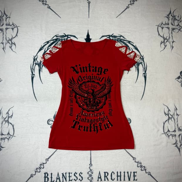 Gothic cubic lettering lace detailsleeve