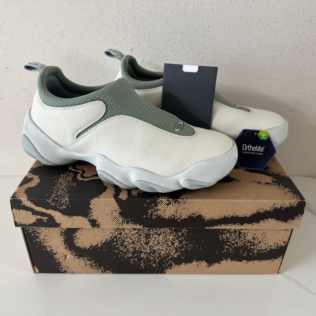 오클리 팩토리 팀 x 브레인 데드 스웨이드 플래시 릴리 패드 스니커즈