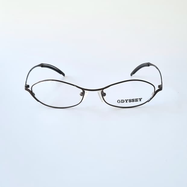 데드스탁 지적인 분위기를 완성하는 슬림 메탈 안경테