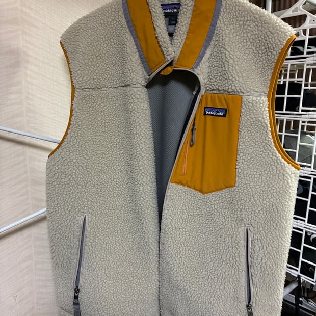파타고니아 레트로x 펠리컨 골드 베스트