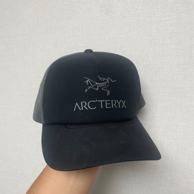 아크테릭스 모자 버드워드 트러커