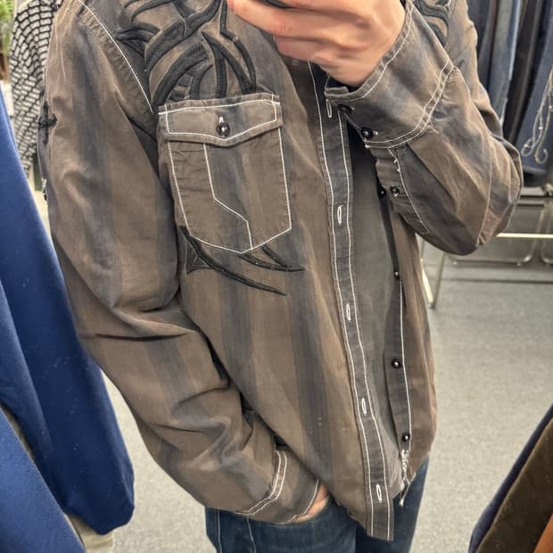 XL)Roar 빈티지 패턴 자수 스트라이프 긴팔셔츠