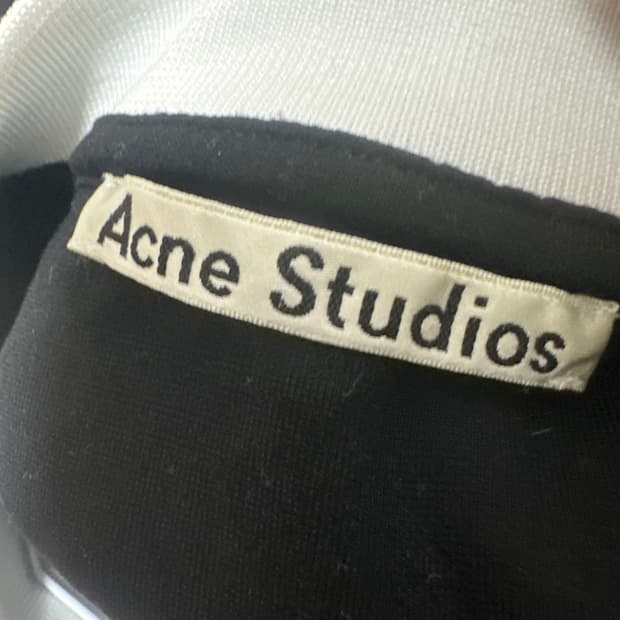 Acne Studios 넥라인 로고 반팔